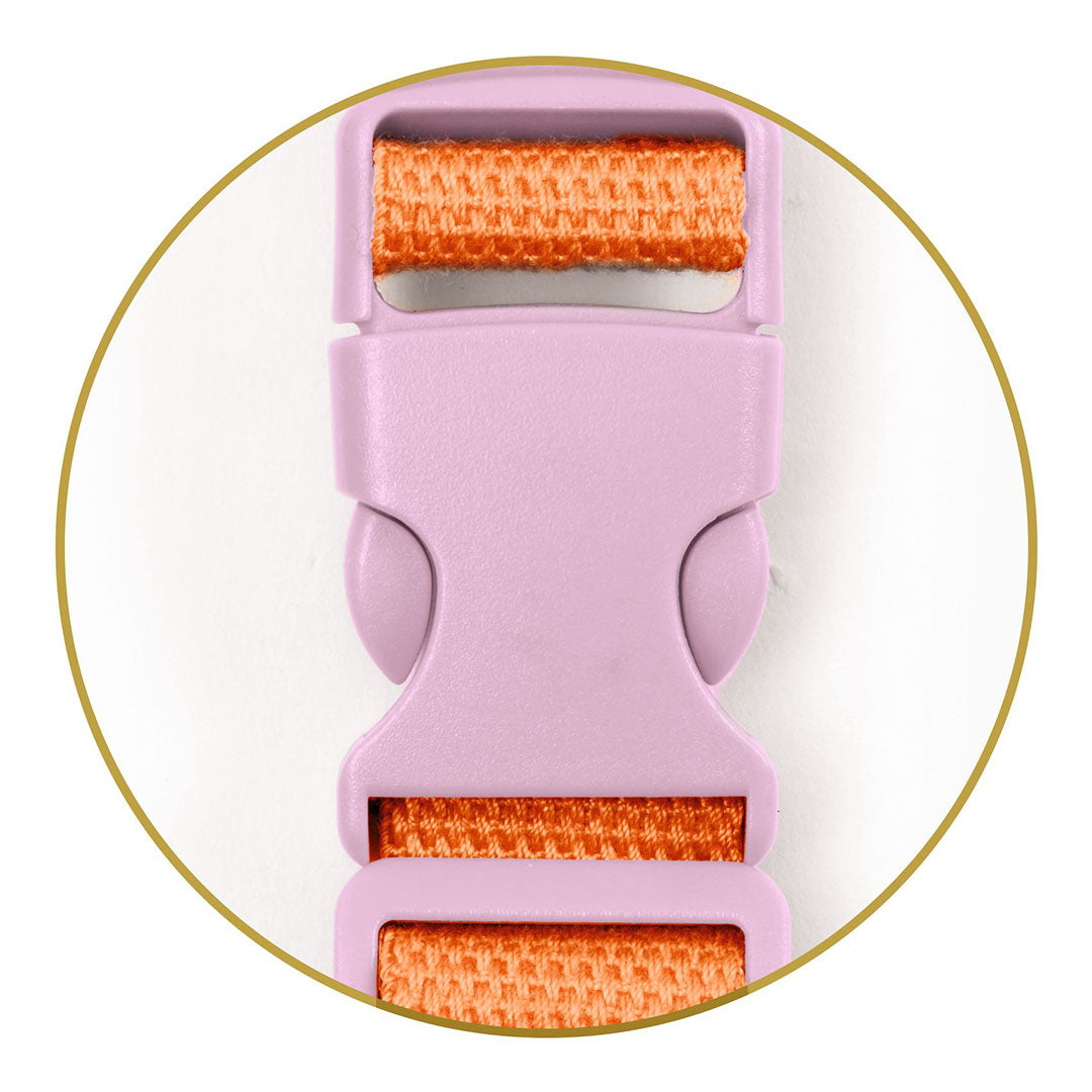 Detail van de roze gesp en oranje band van de Djeco kinder heuptas.