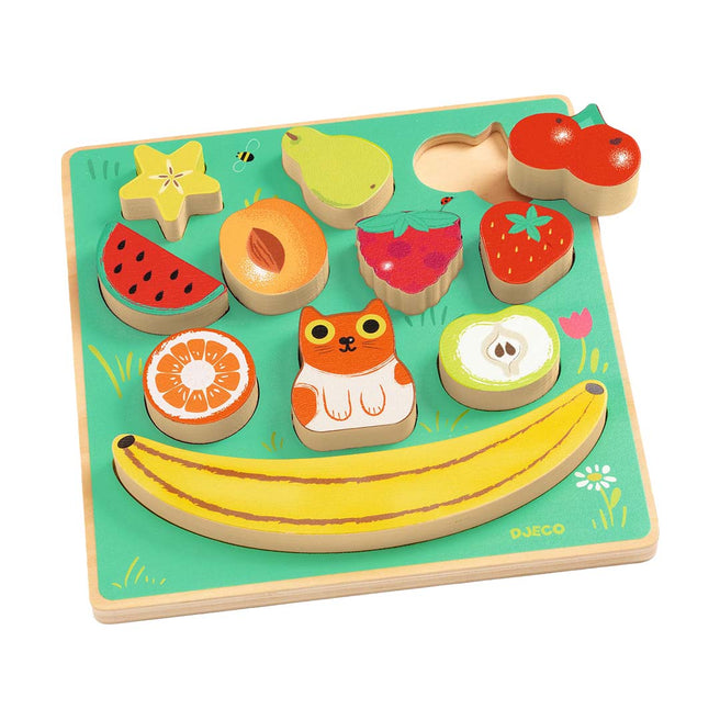 Djeco houten puzzel met fruitvormige stukken en een kat op een groene ondergrond.