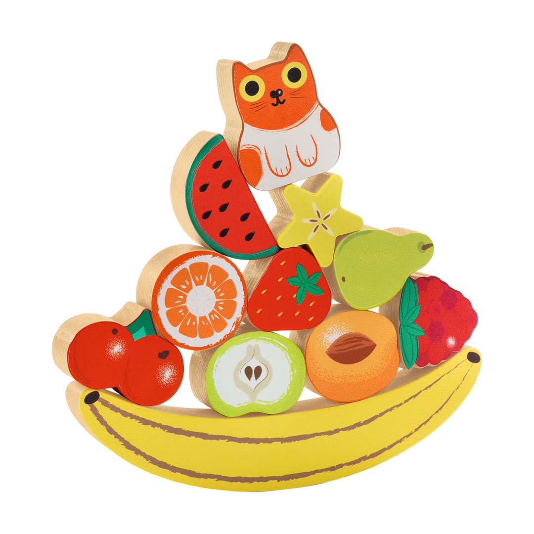 Houten balanceerspel met fruitvormige blokken en een kat gestapeld op een banaan.