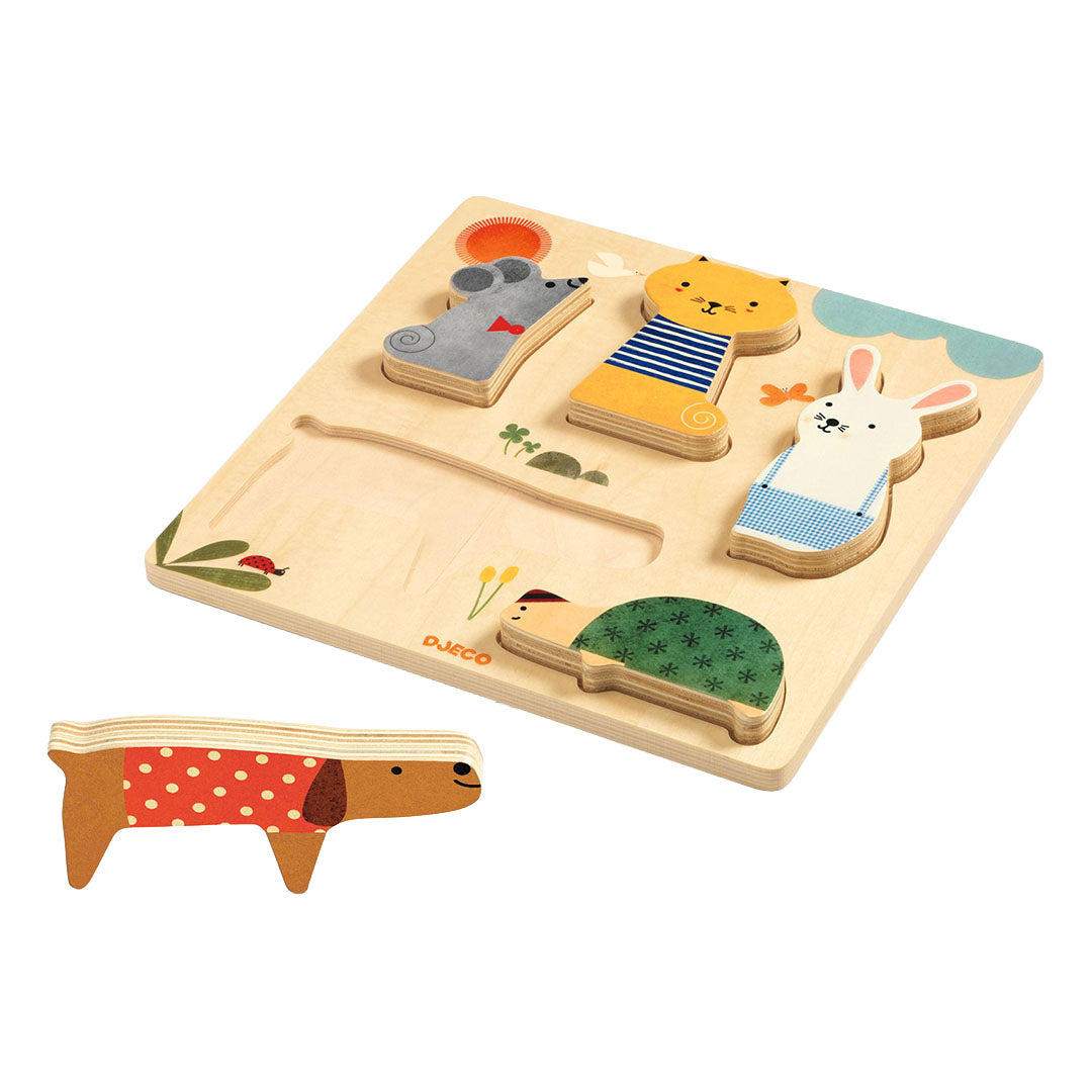 Djeco houten peuterpuzzel met vier huisdierenfiguren in de puzzel en het hondenstuk ernaast.