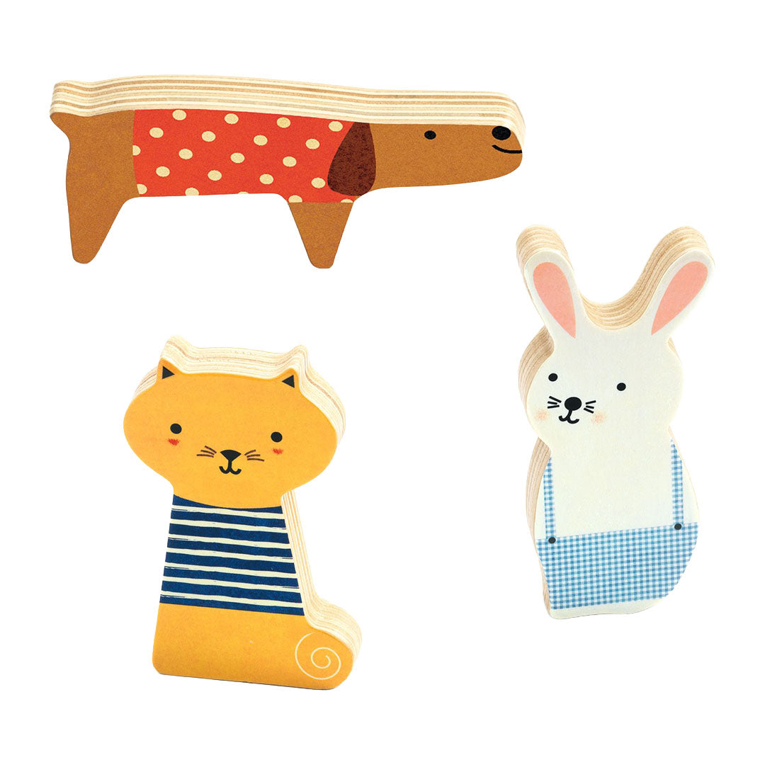 Drie losse houten puzzelstukken van een hond, kat en konijn.