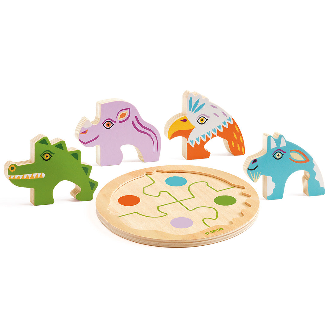 De losse Djeco houten puzzelstukken van een krokodil, neushoorn, adelaar en geit rond de ronde puzzelbasis.