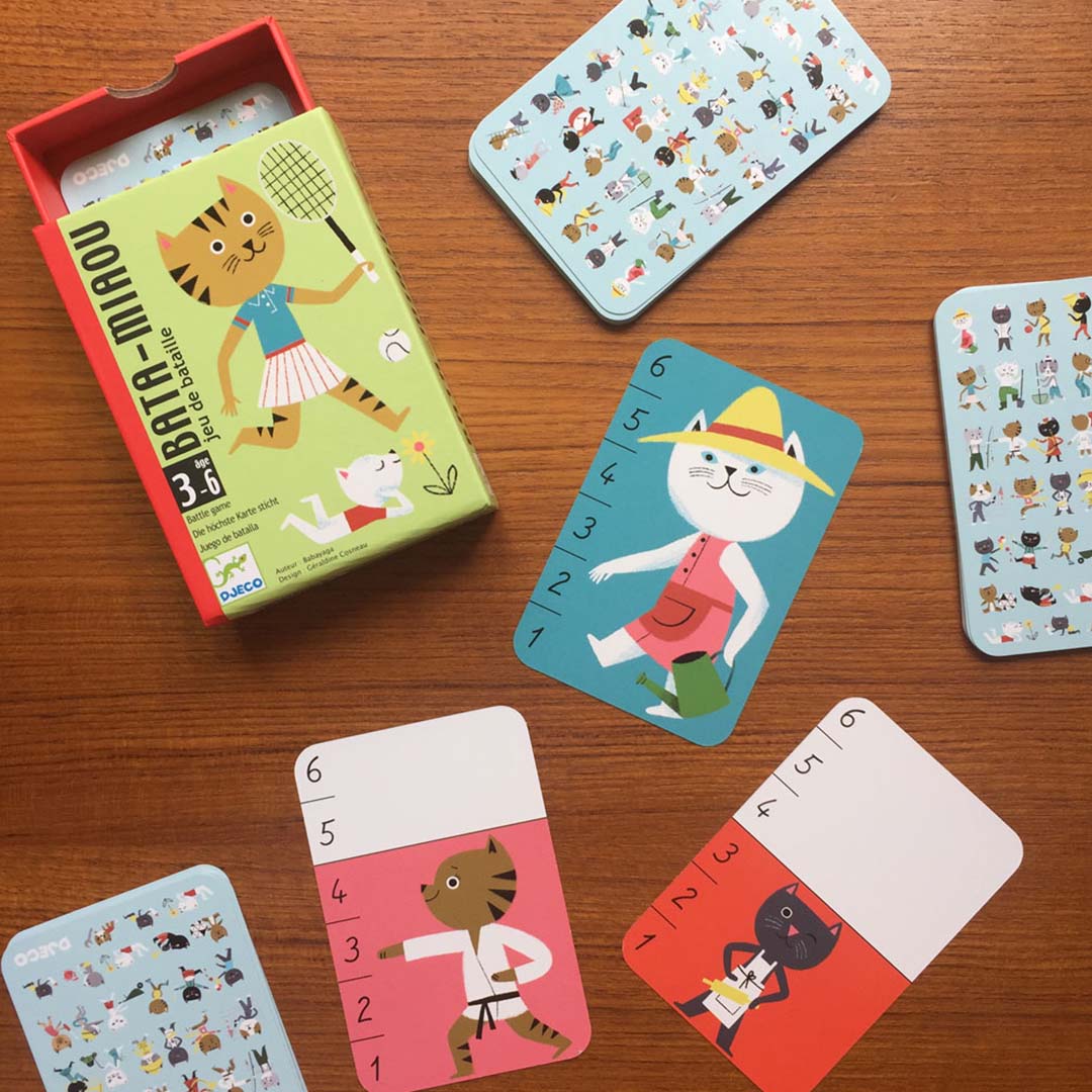 Overzicht van het Djeco Bata-Miaou kaartspel met de open doos en diverse speelkaarten met kattenfiguren.