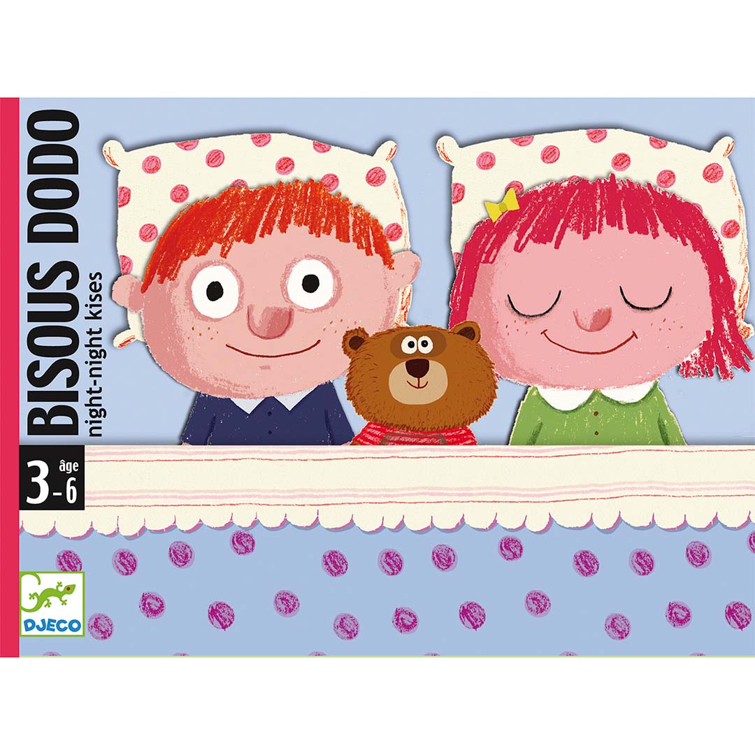 Djeco kaartspel Bisous Dodo verpakking met twee slapende kinderen en een beer in bed.