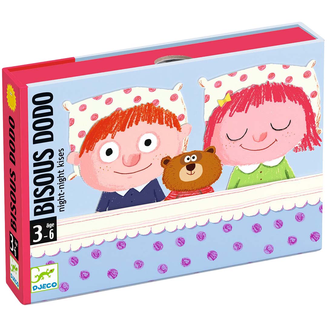 Djeco kaartspel Bisous Dodo verpakking met twee slapende kinderen en een beer in bed.