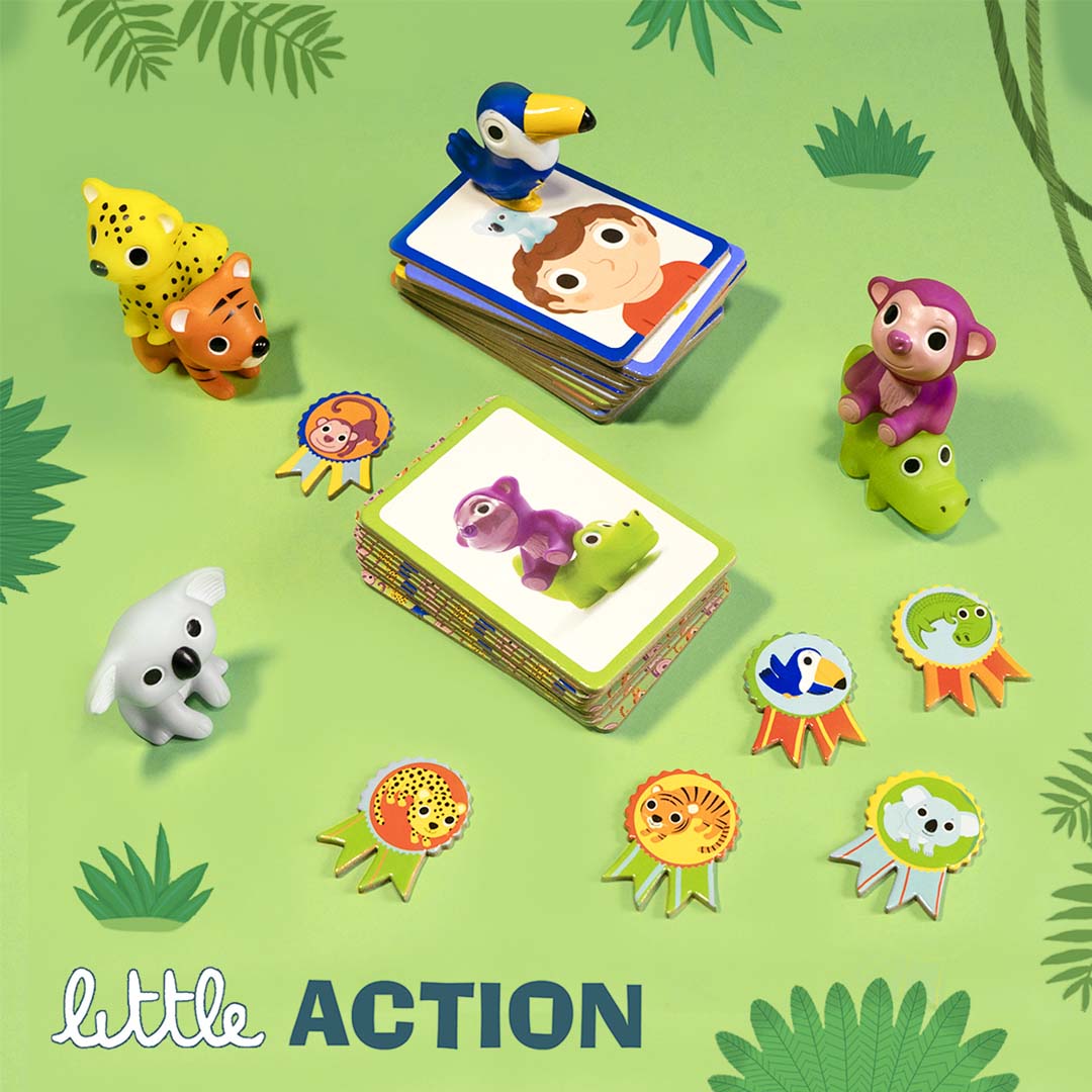 Djeco Little Action behendigheidsspel met plastic jungle dieren, kaarten en medailles op een groene ondergrond.