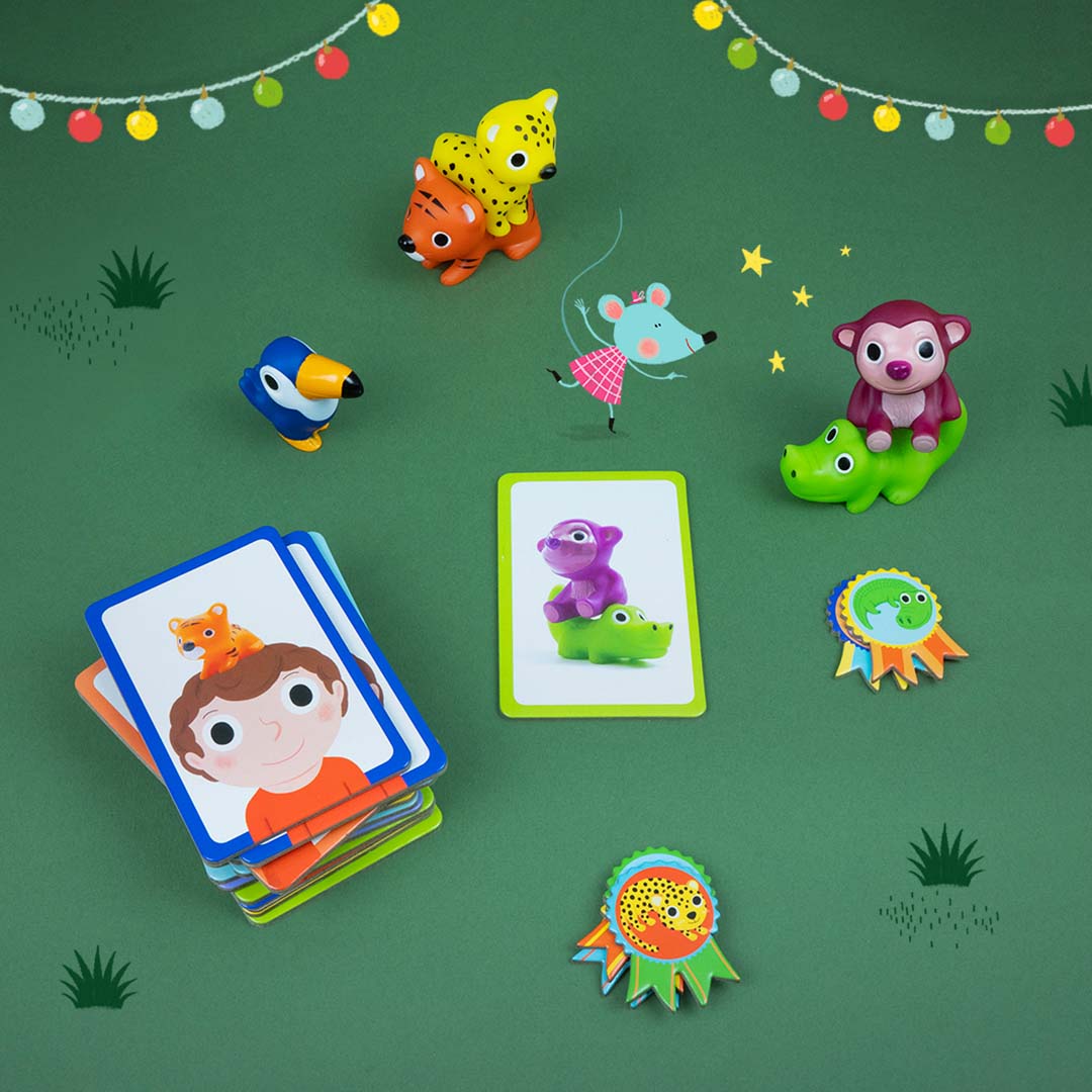 Djeco Little Action behendigheidsspel met plastic jungle dieren, kaarten en medailles, met een muis en lichtslinger op de achtergrond.