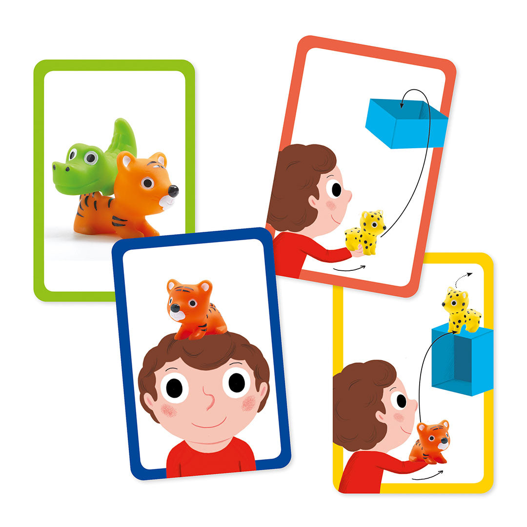 Detail van Djeco Little Action behendigheidsspel kaarten die acties met de plastic dierenfiguren demonstreren.