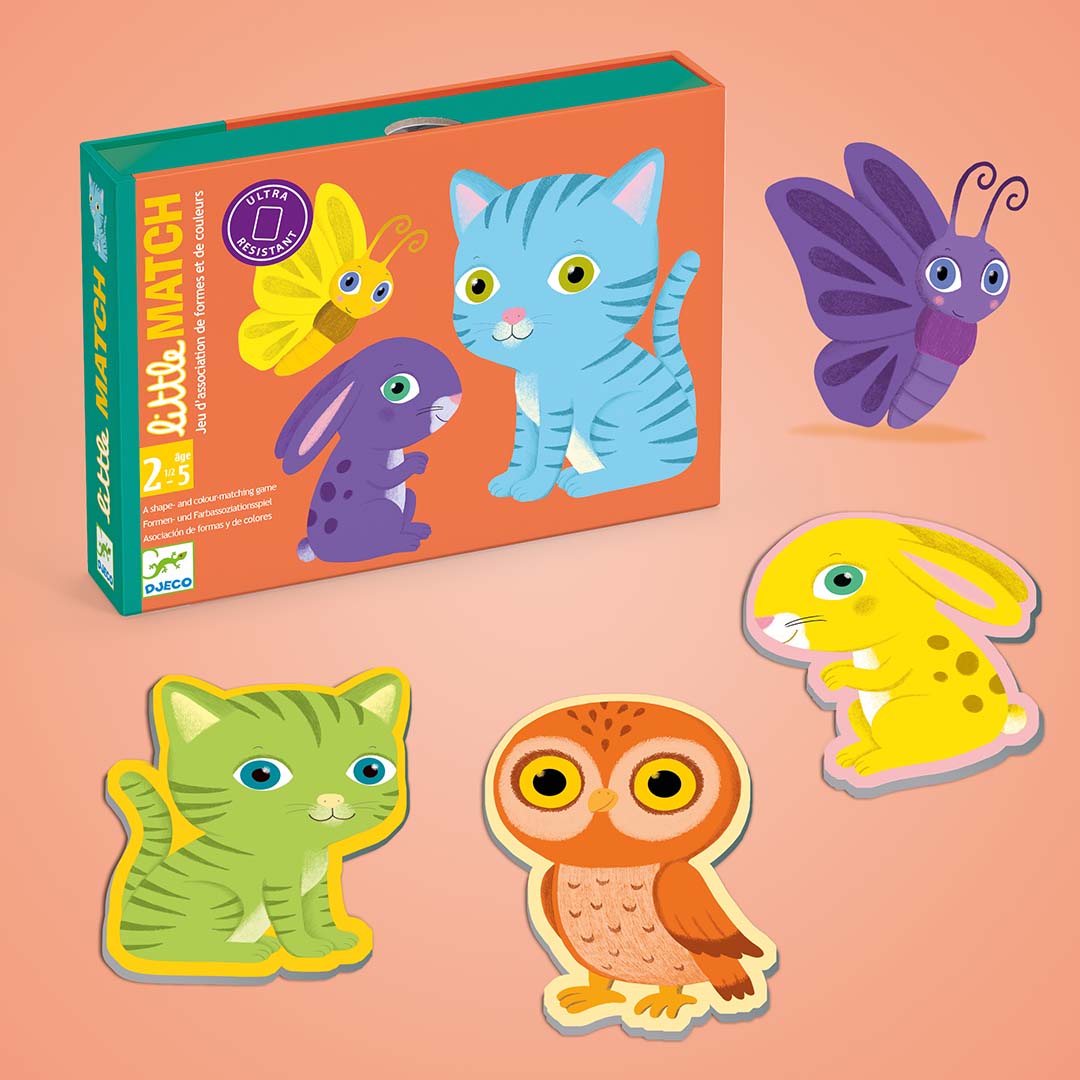Djeco Little Match kaartspel met de verpakking en vier dierenvormige speelstukken van een vlinder, konijn, kat en uil.