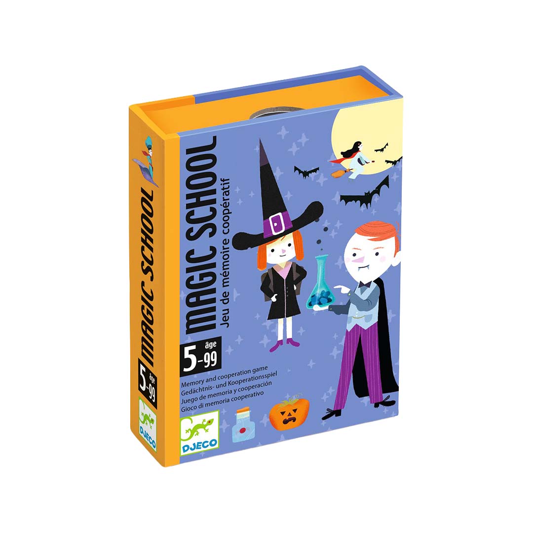 Djeco Magic School kaartspel verpakking met een heks, vampier en pompoen onder een volle maan.