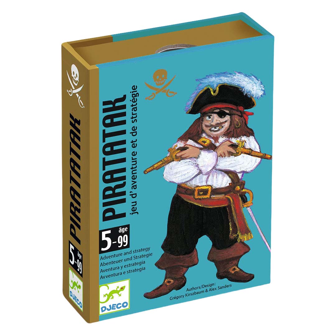 Djeco Piratatak kaartspel verpakking schuin gefotografeerd met een piraat met twee pistolen op een blauwe achtergrond.