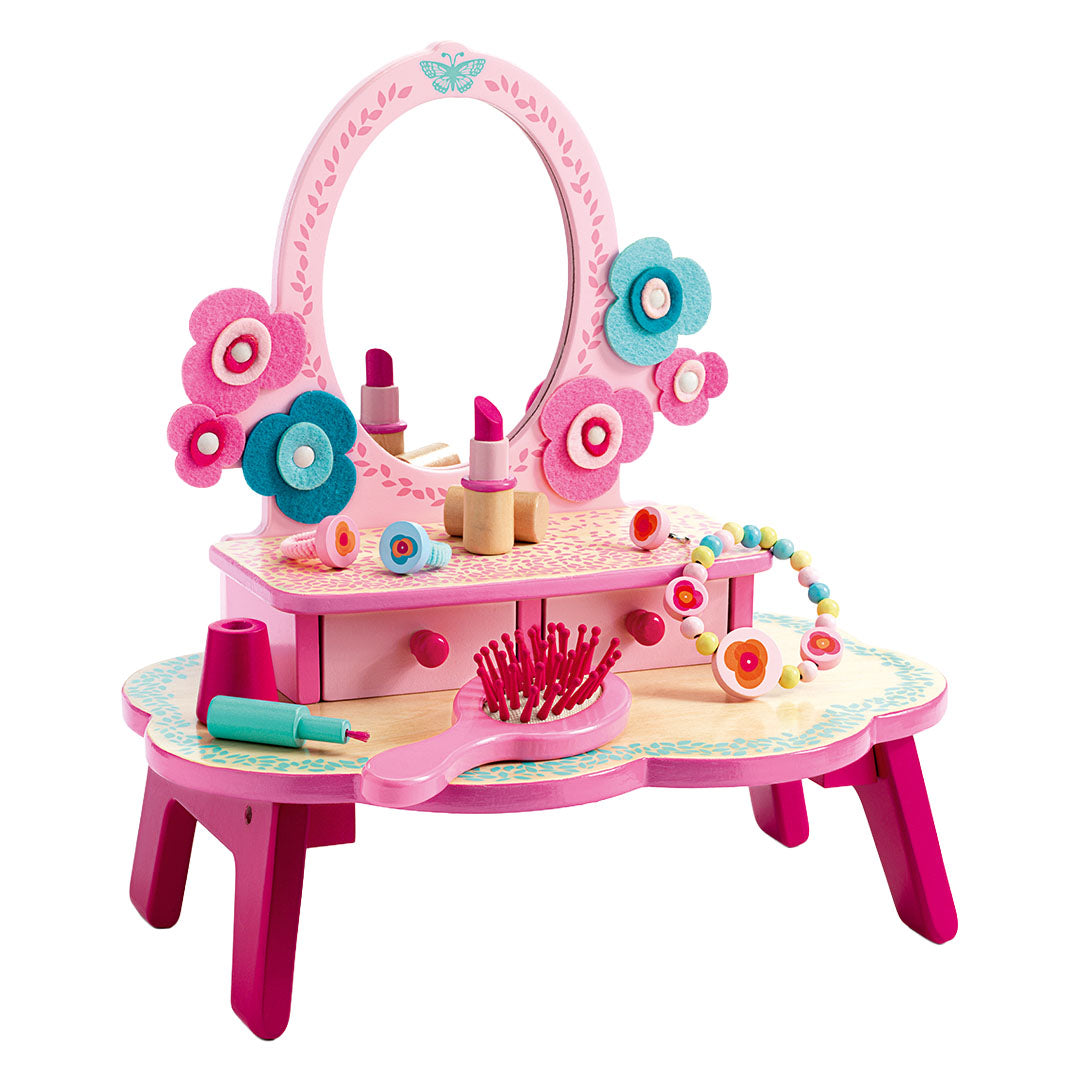 Djeco houten kaptafeltje Flora met spiegel en diverse roze speelaccessoires zoals een borstel en make-up.