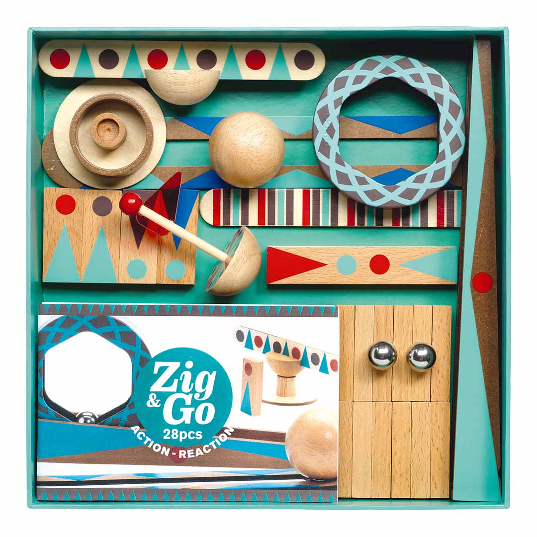 Bovenaanzicht van de Djeco Zig & Go speelgoeddoos met alle houten kettingreactie onderdelen netjes gerangschikt.