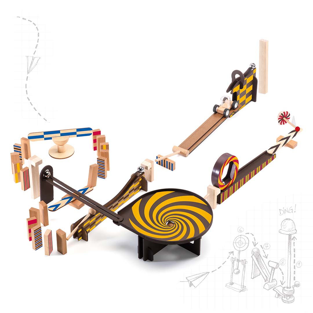 Een uitgebreide opstelling van het Djeco Zig & Go kettingreactiespel met houten onderdelen, een auto en metalen ballen.