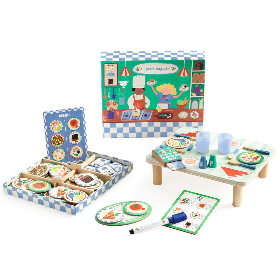 Djeco keukenspeelset 'Au petit Augustin' met houten tafel, menukaart, speelgerechten en een doos met chef-illustratie.