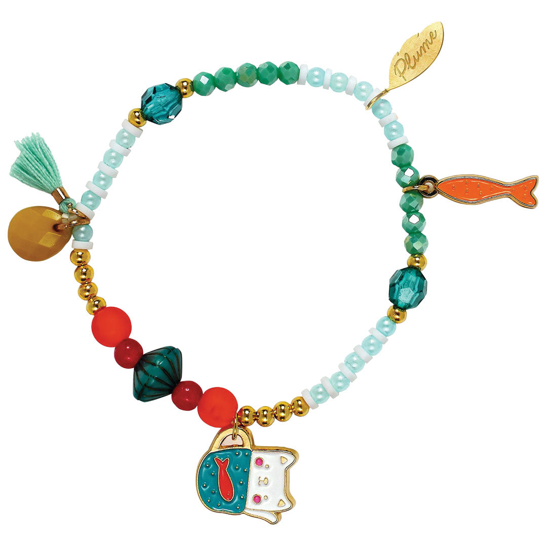 Djeco kinderarmband met kleurrijke kralen en bedeltjes van een kat en een vis.