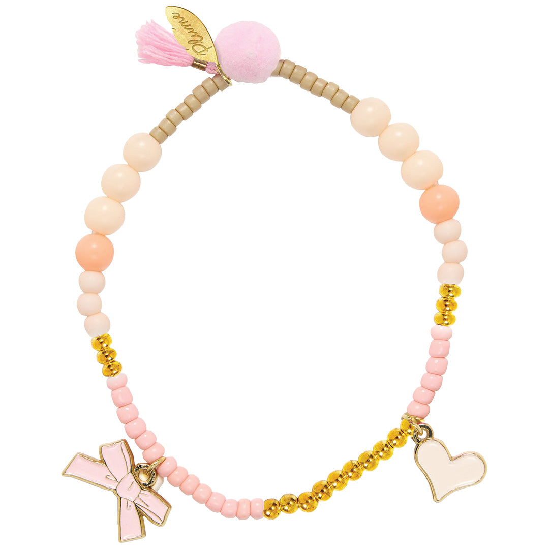 Djeco kinderarmband met roze, beige en gouden kralen, een roze strik en een wit hartje.