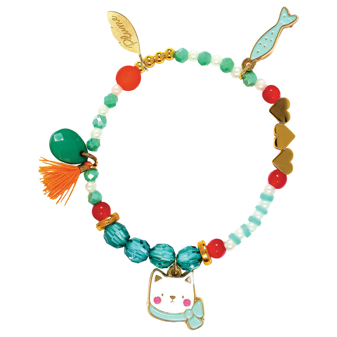 Djeco kinderarmband Hanaé met kleurrijke kralen en bedeltjes van een kat, vis en hartjes.