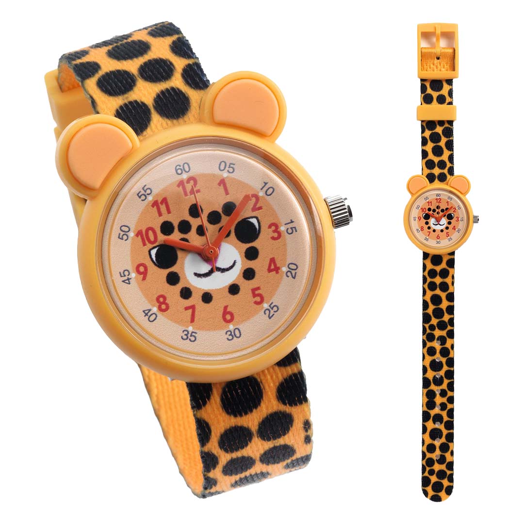 Twee weergaven van het Djeco kinderhorloge met cheetah gezicht en gevlekte band.