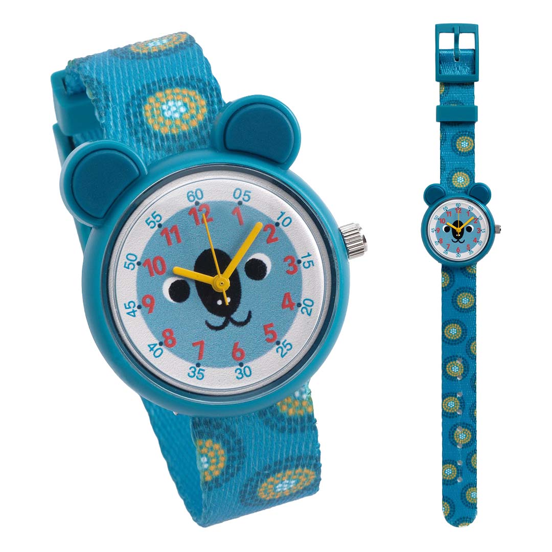 Djeco kinderhorloge met koala wijzerplaat en blauw patroonbandje, getoond vanuit twee hoeken.