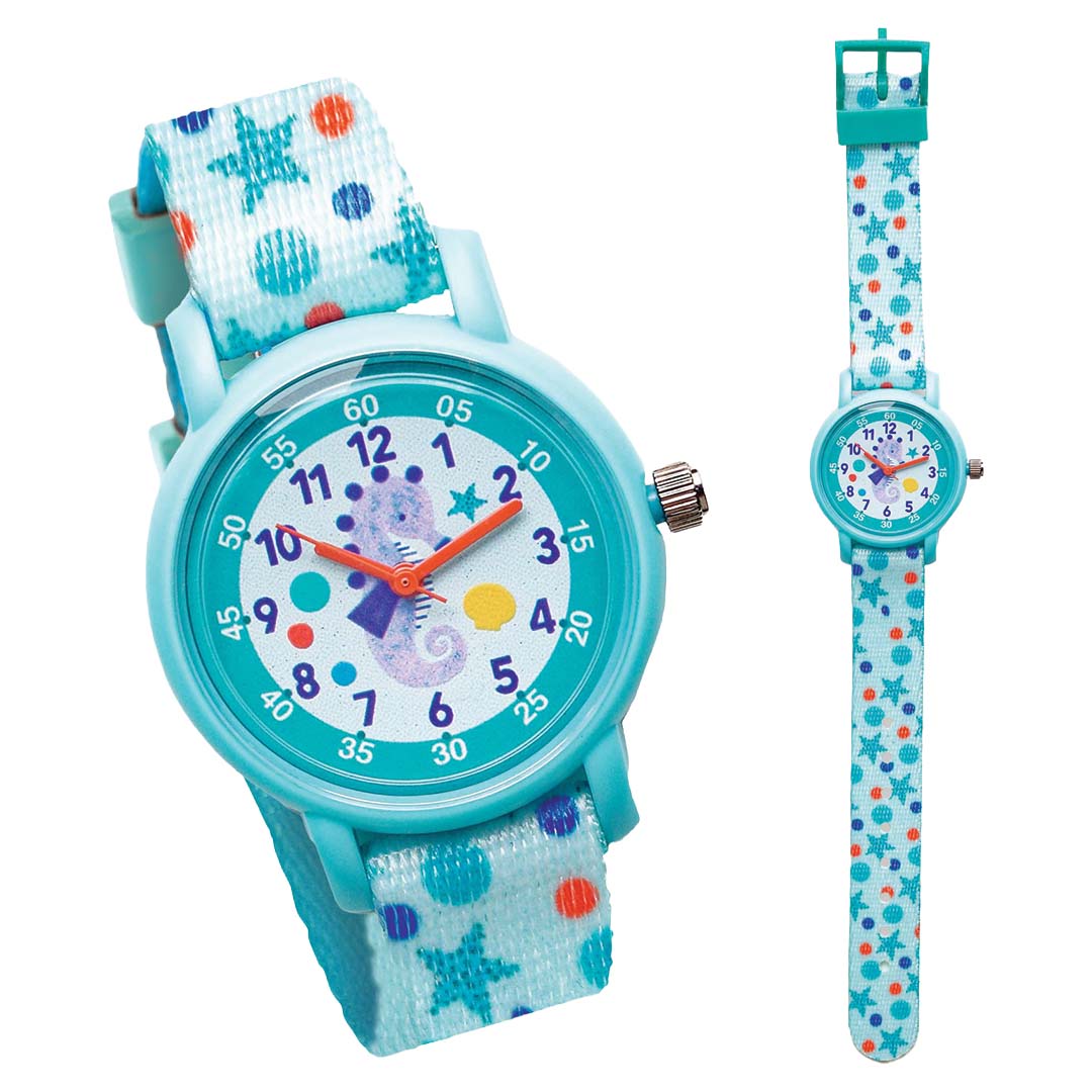 Twee weergaven van het Djeco kinderhorloge met zeepaardje en oceaanpatroon op de band.