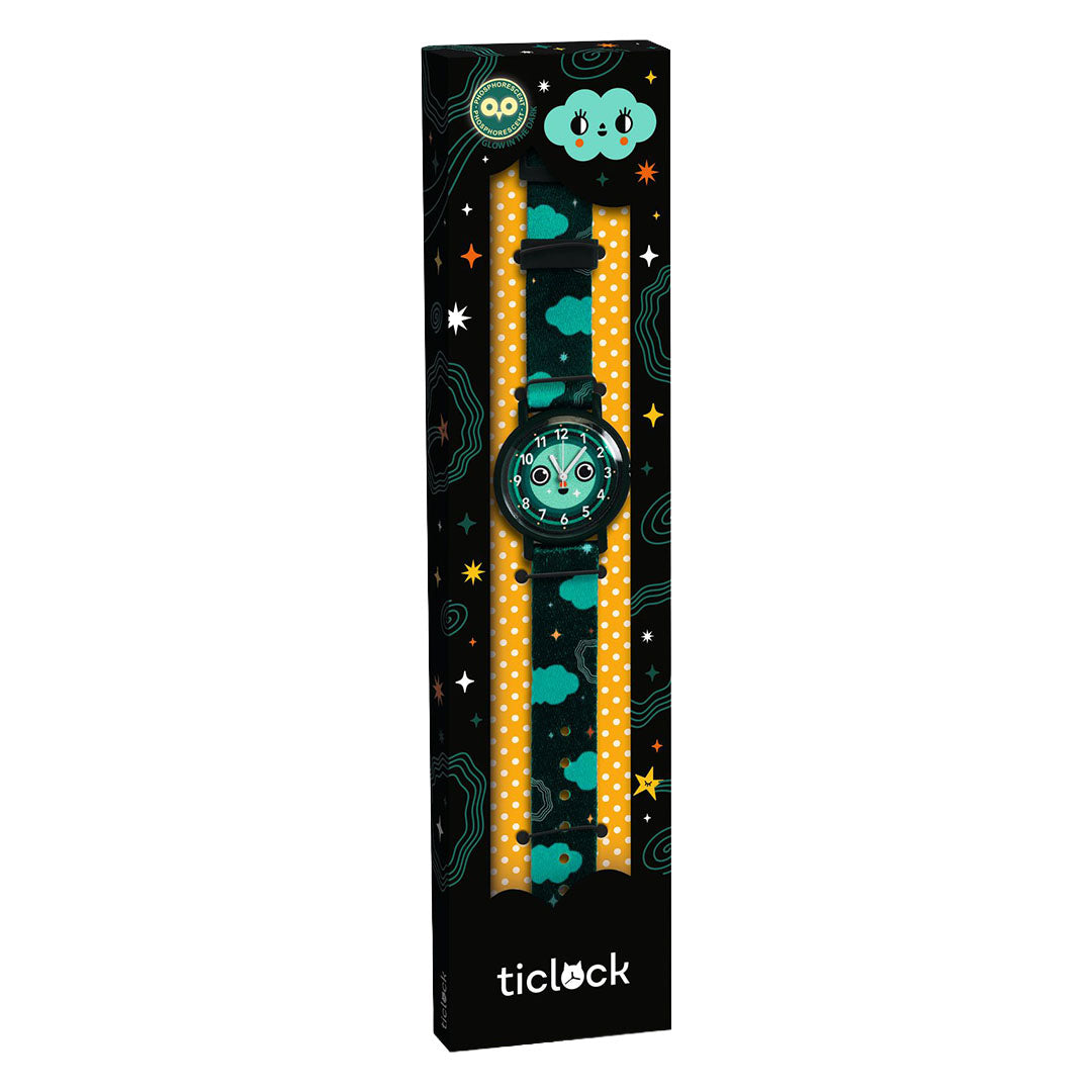 Verpakking van het Djeco kinderhorloge met de klok zichtbaar, versierd met wolken en sterren.