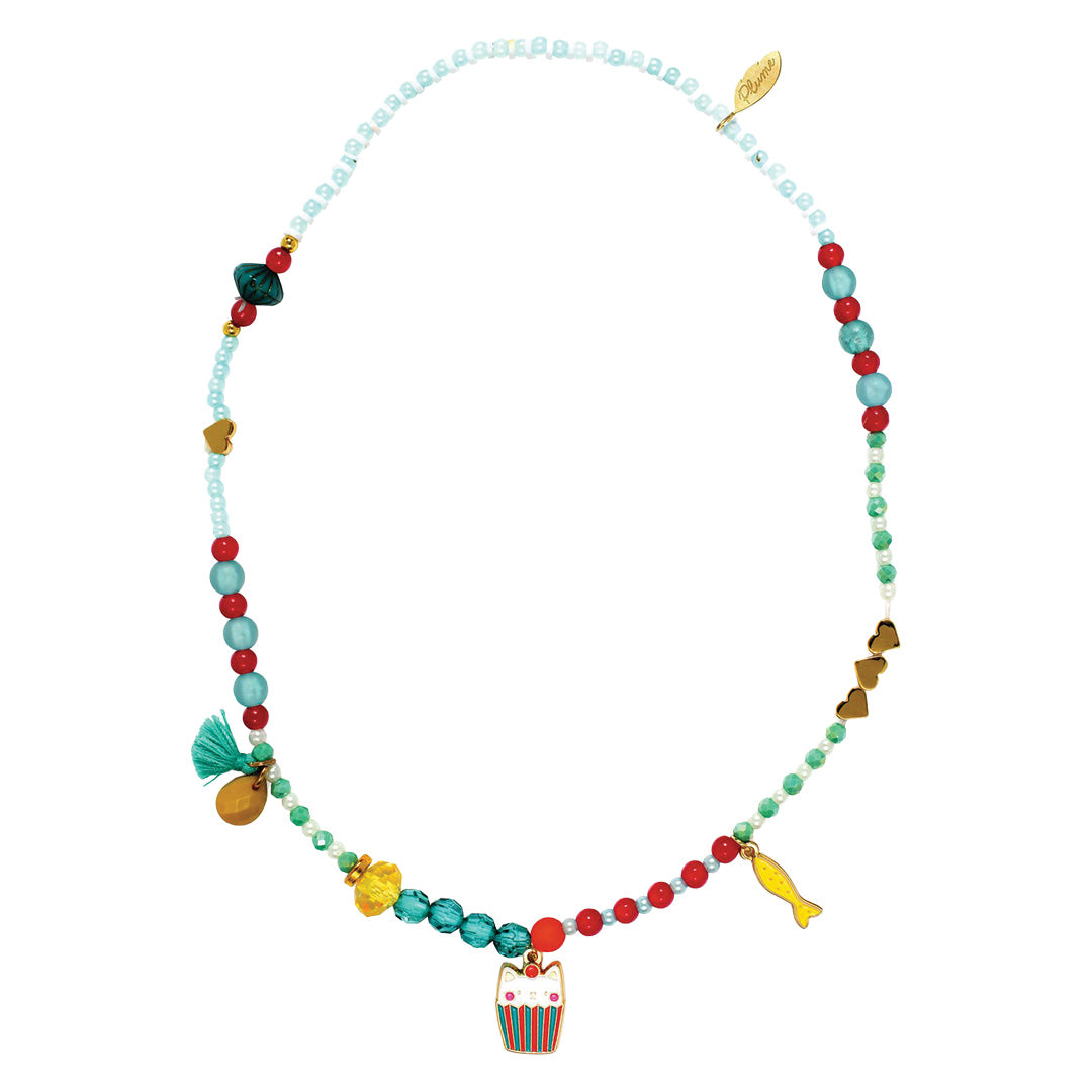 Djeco kinderketting met kleurrijke kralen, een kattenbedel en een visbedel, liggend op een witte achtergrond.
