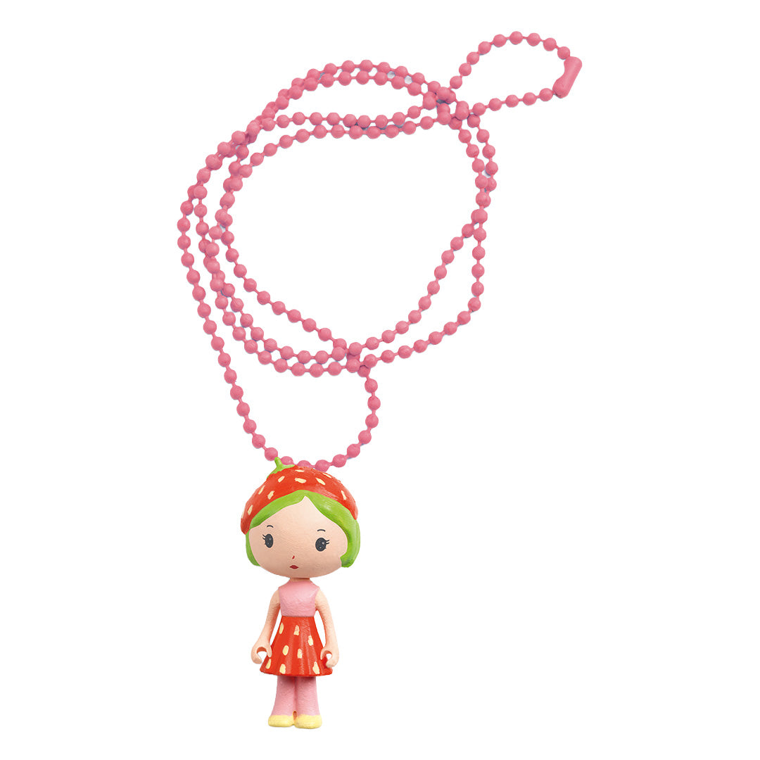 Djeco kinderketting met een popje met aardbeienmuts en een lange roze kralenketting.