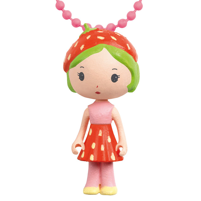 Djeco kinderketting met een popje met aardbeienmuts en roze kralenketting.