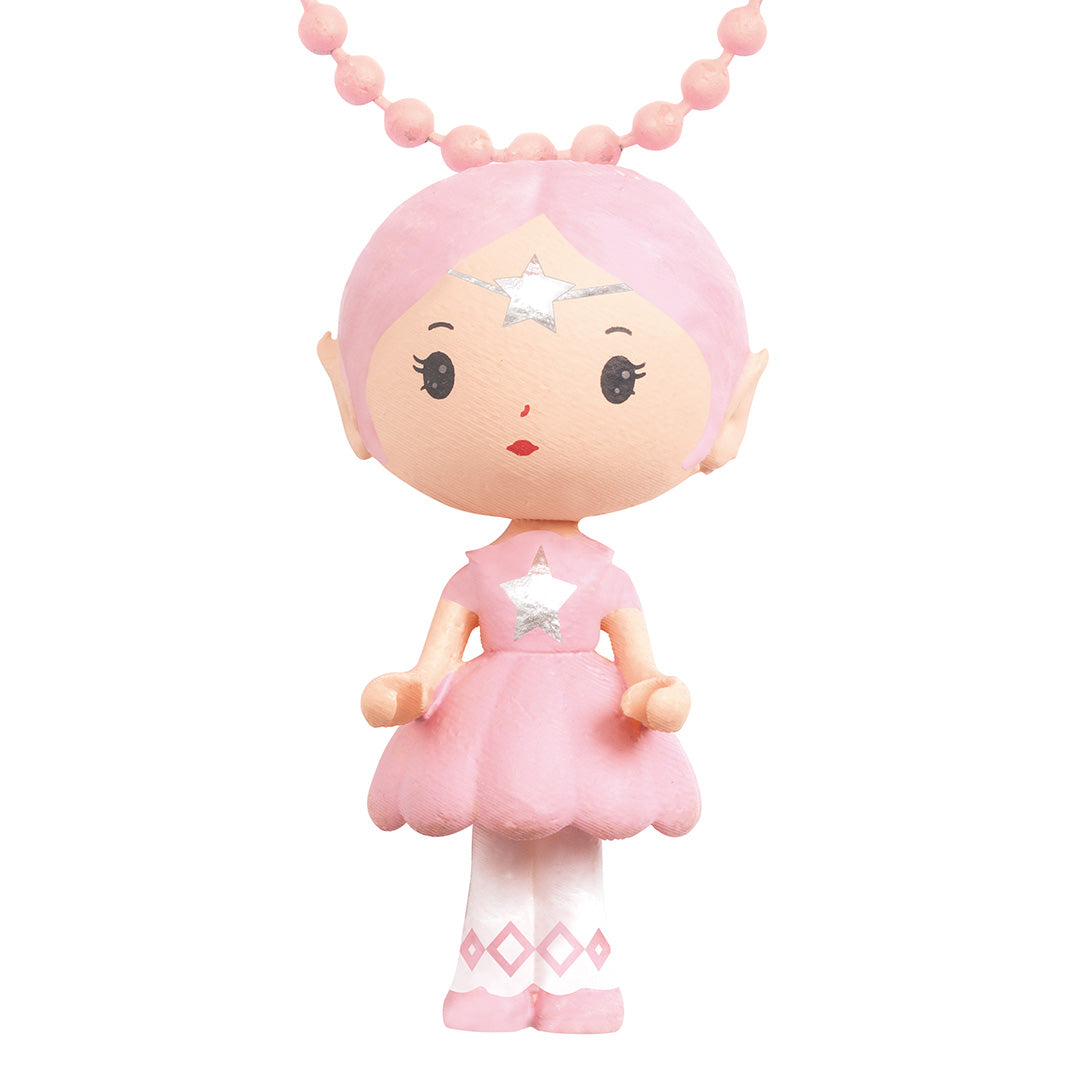 Djeco kinderketting hanger van een roze elfje met ster op het voorhoofd.