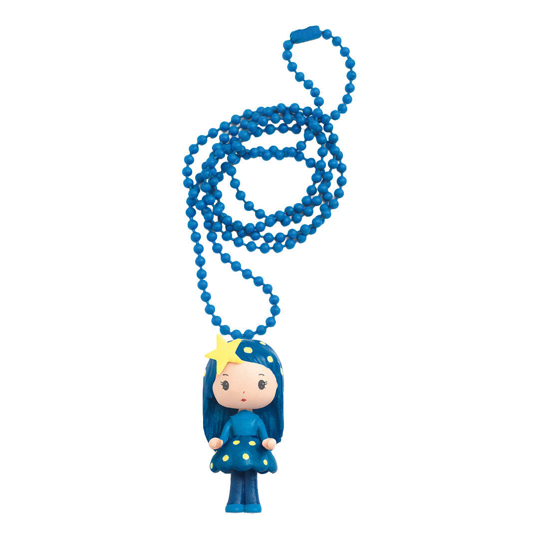 Djeco kinderketting met een blauw popje met gele stippen en een ster, aan een blauwe kralenketting.