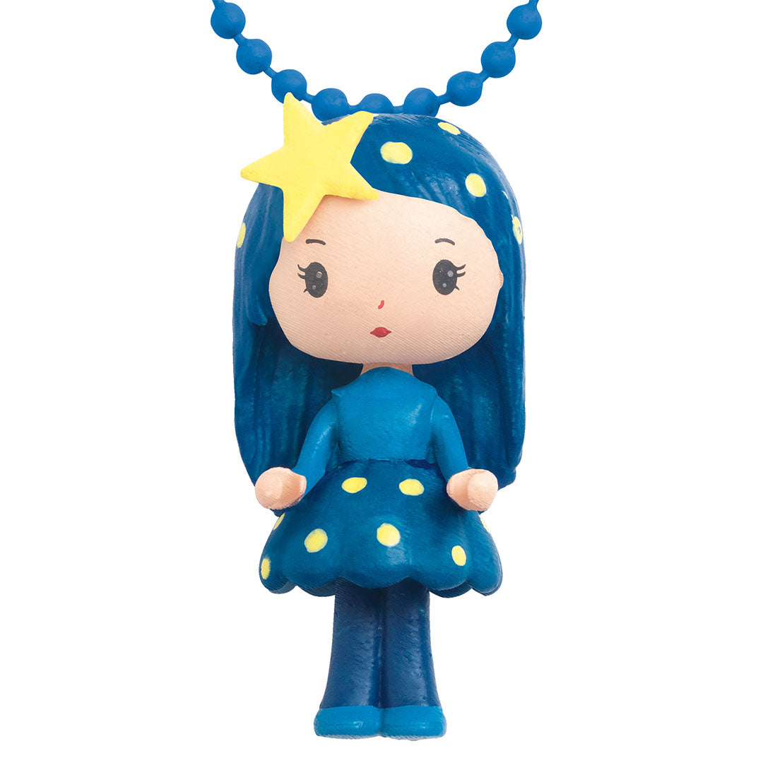 Djeco kinderketting hanger in de vorm van een blauw popje met gele stippen en een ster op haar hoofd.