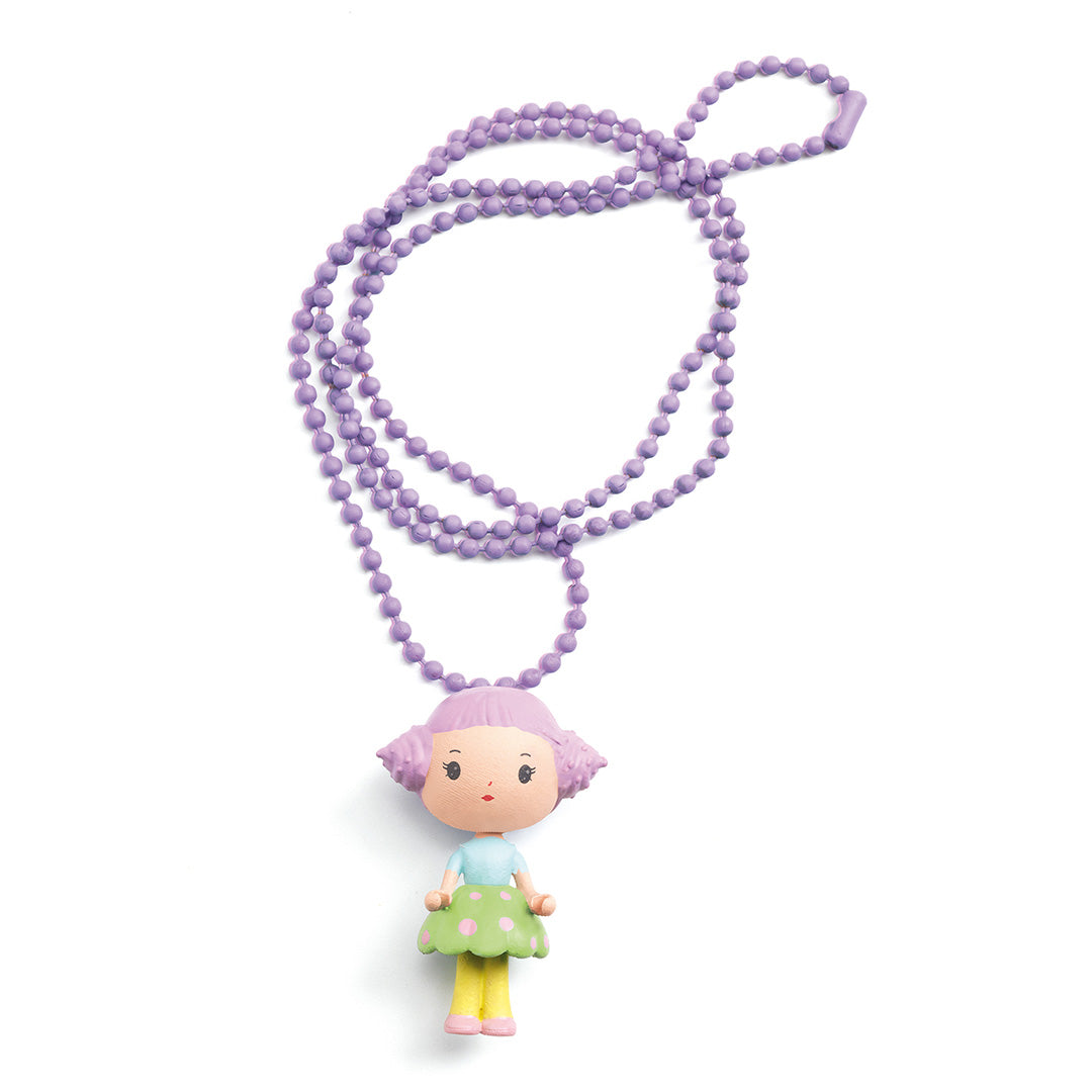 Djeco Tinyly Tutti kinderketting met een paarse kralenketting en een popje met paars haar en een groen rokje.
