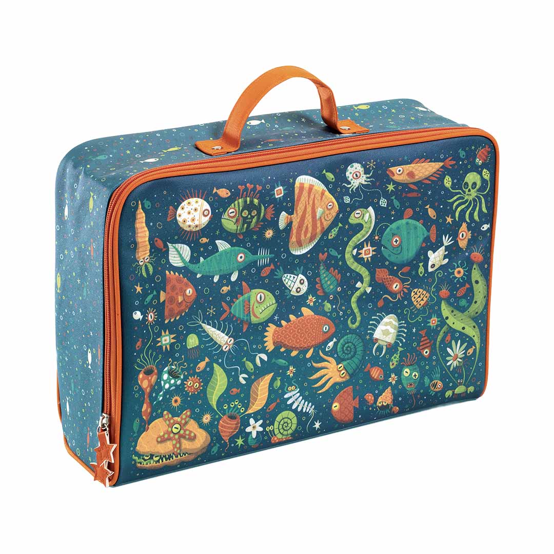 Djeco kinderkoffer met een kleurrijk patroon van vissen en zeedieren.