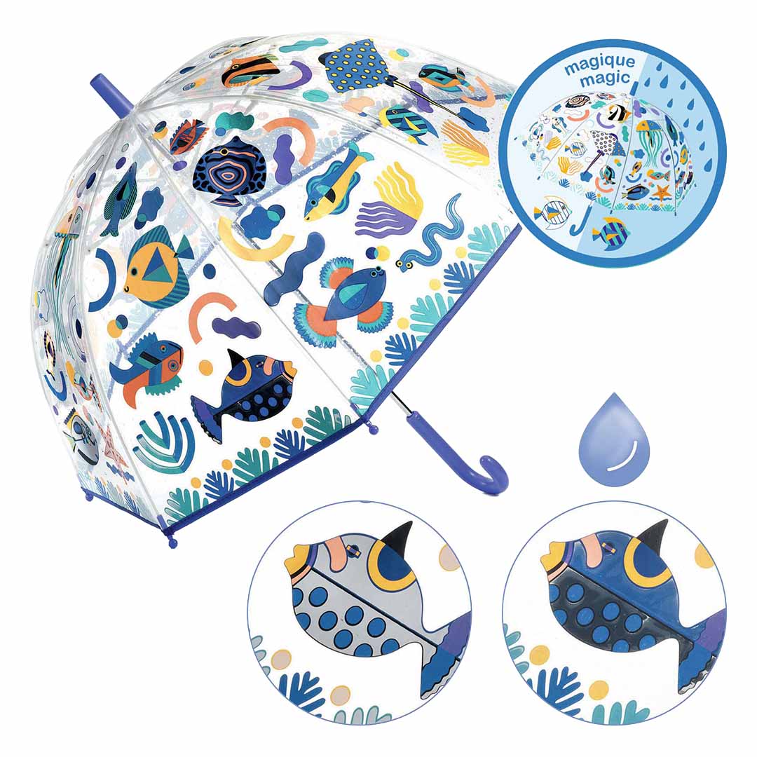 Djeco kinderparaplu met vissenpatronen en details van de magische kleurenfunctie bij regen.