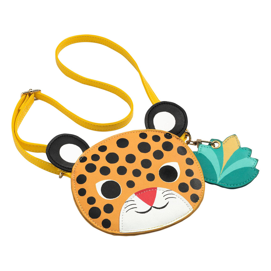 Djeco kinder crossbodytas in de vorm van een cheetahkop met gele verstelbare band en groene blad-hanger.