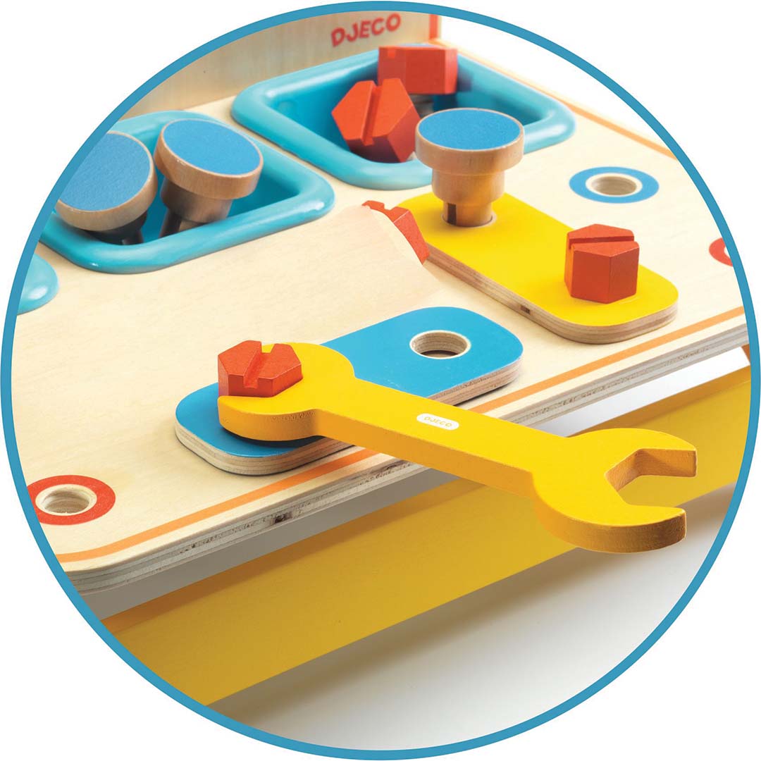 Detail van de Djeco houten kinderwerkbank met een gele moersleutel en rode bout.