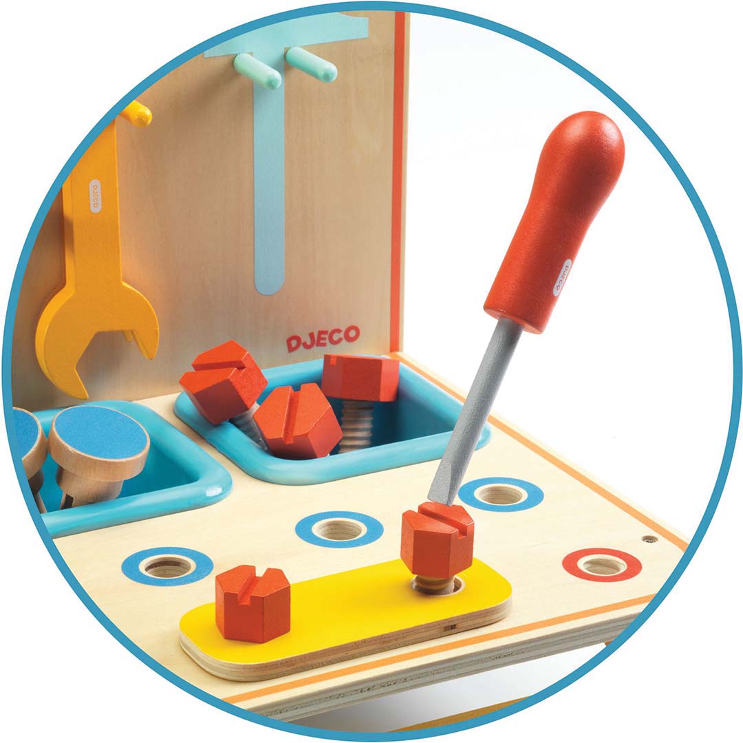 Detail van de Djeco houten kinderwerkbank met een rode schroevendraaier en bouten.
