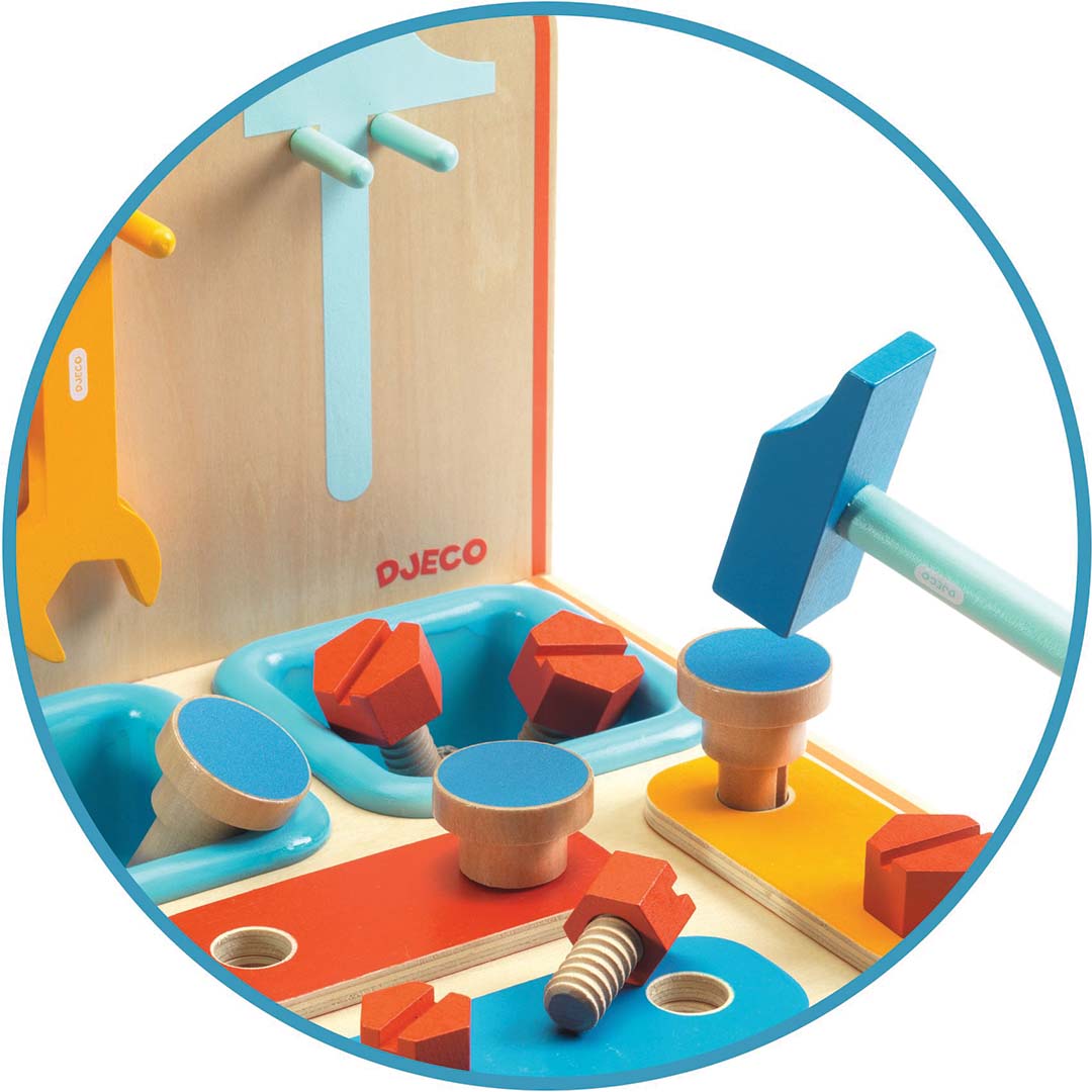 Detail van de Djeco houten kinderwerkbank met een blauwe hamer en rode bouten.