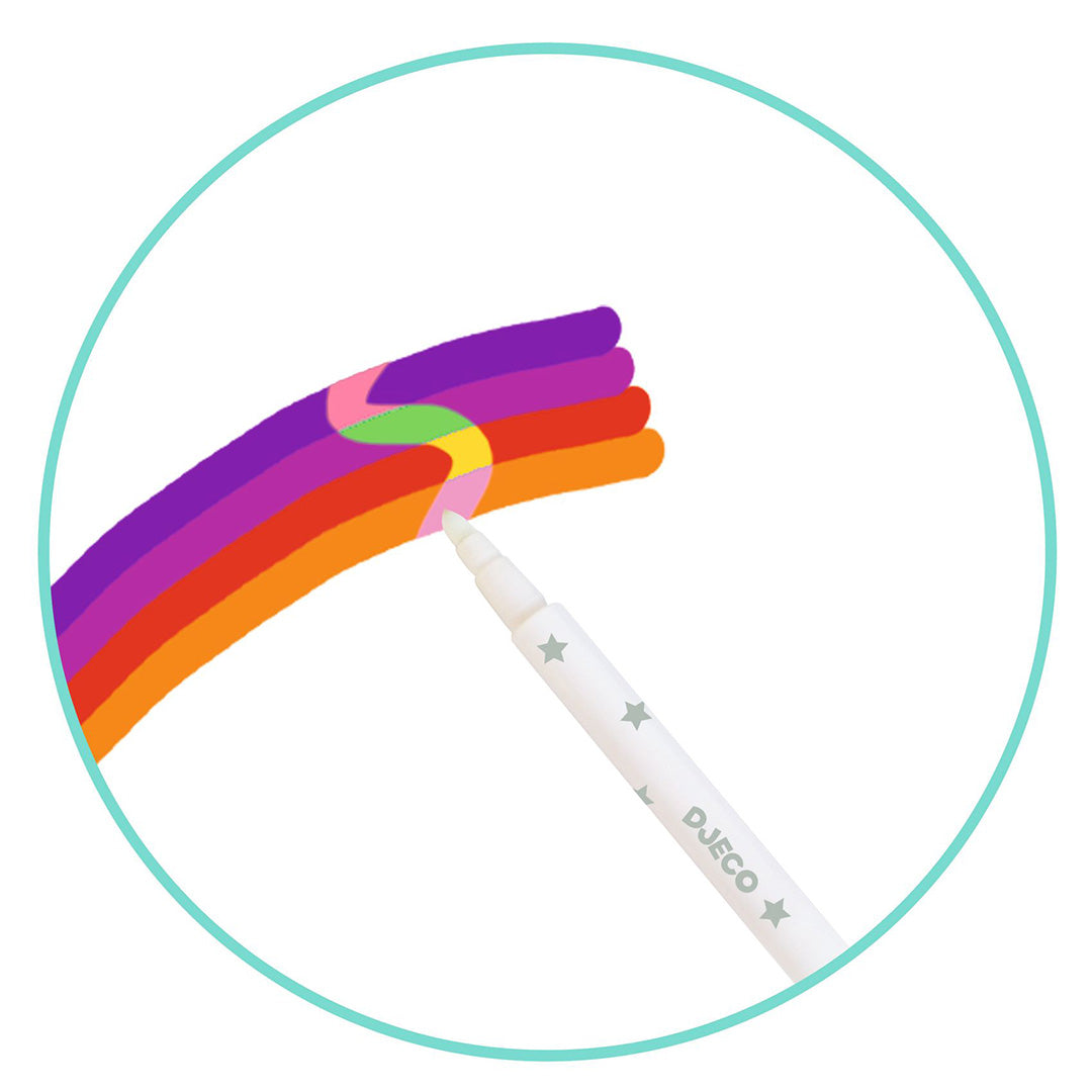 Detail van de Djeco magische viltstift die een regenboogkleur onthult op een witte achtergrond.