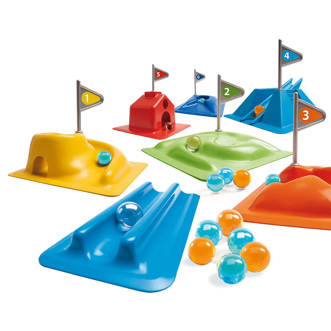 Alle onderdelen van het Golfy knikkerspel, inclusief gekleurde holes met vlaggen, een blauwe baan en oranje en blauwe knikkers.