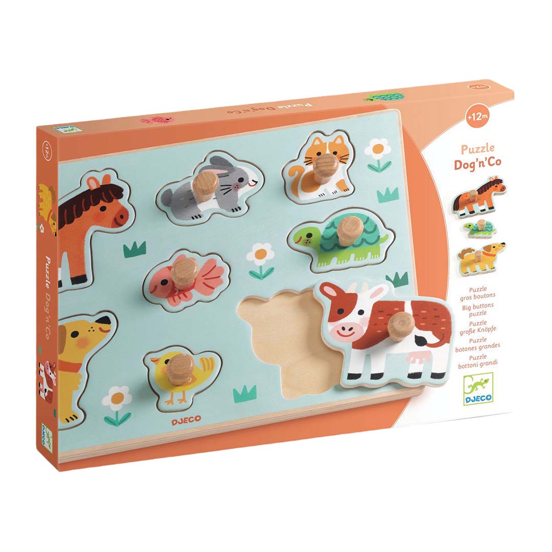 De verpakking van de Djeco houten knoppuzzel met dierenfiguren, met de puzzel zichtbaar aan de voorkant.