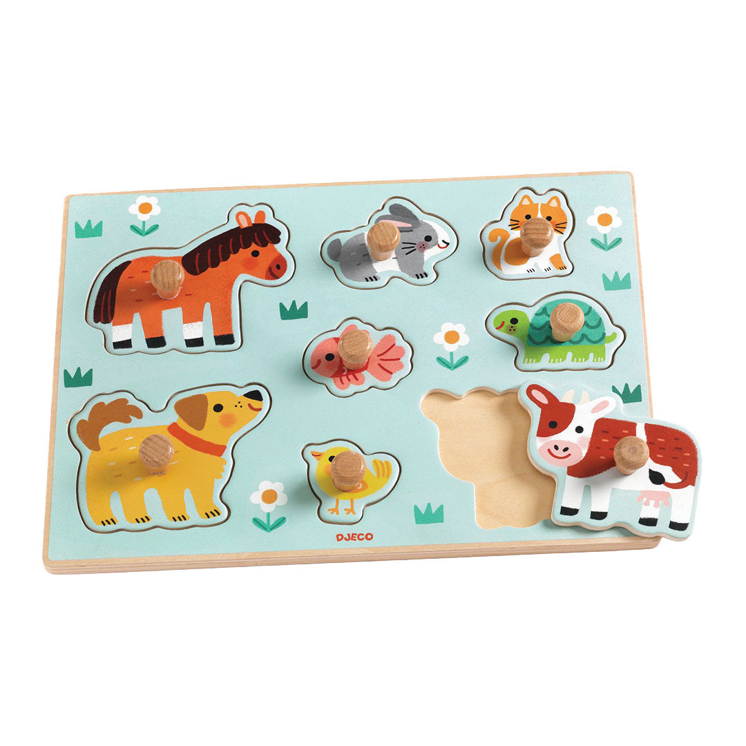 Djeco houten knoppuzzel met dierenfiguren, waarbij het koe-puzzelstukje deels uit de puzzel is getild.
