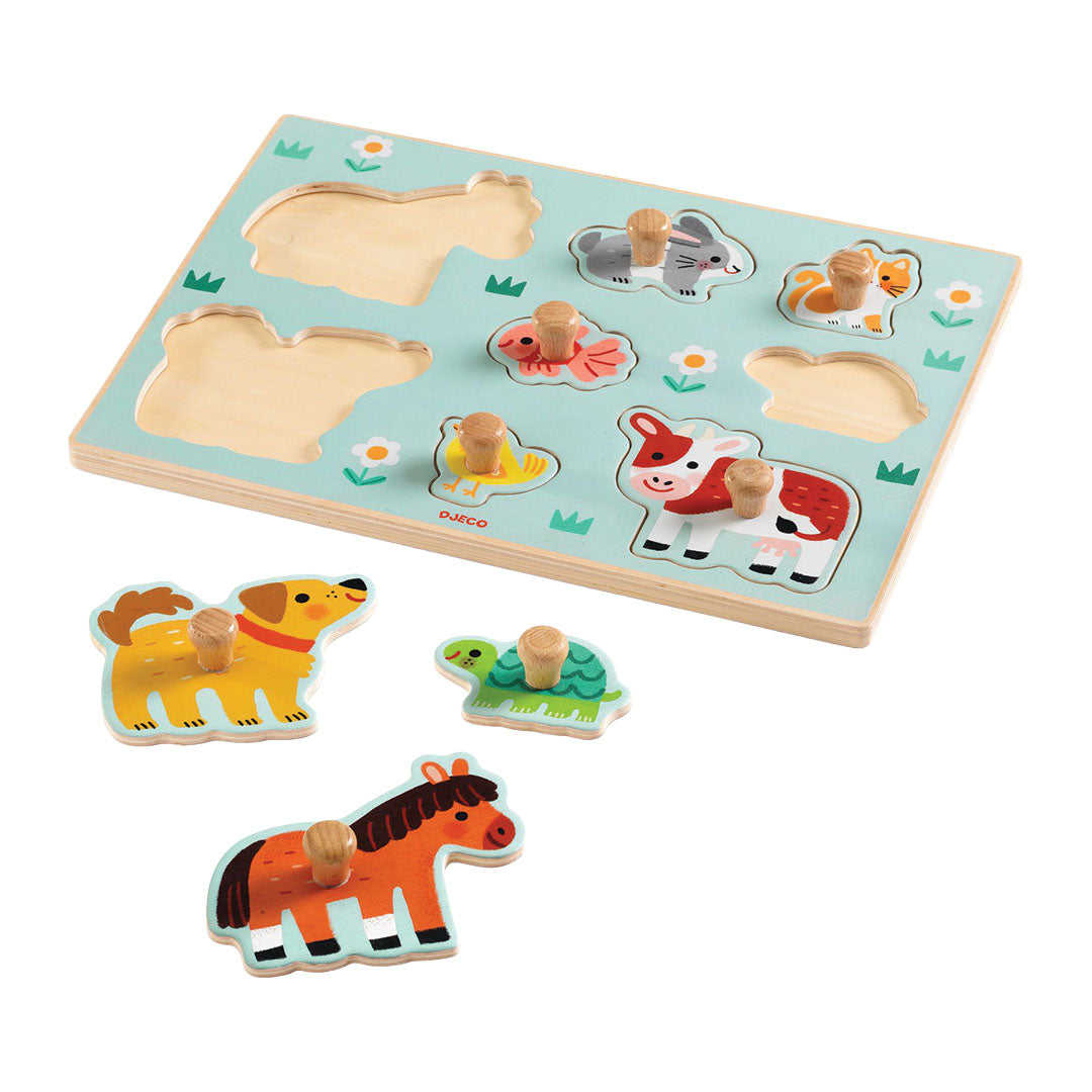 Djeco houten knoppuzzel met dierenfiguren, waarbij de puzzelstukken van de hond, schildpad en het paard naast de puzzel liggen.