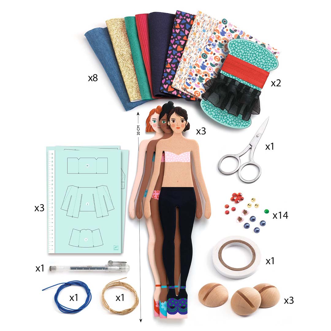 Overzicht van alle materialen uit de Djeco knutselset voor aankleedpoppen, inclusief stoffen, patronen en accessoires.