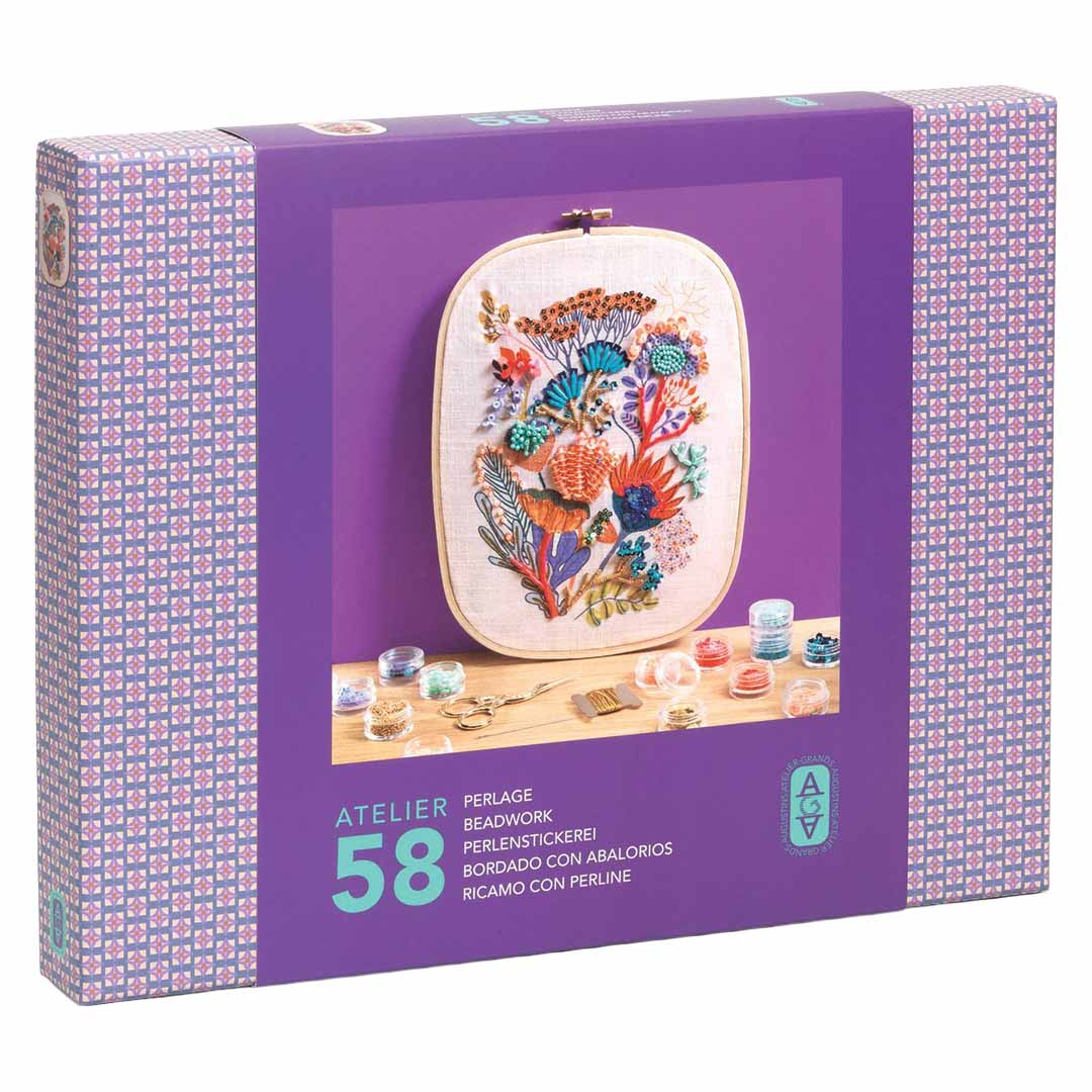 Djeco borduurpakket kralenwerk met gebloemd patroon op de verpakking.