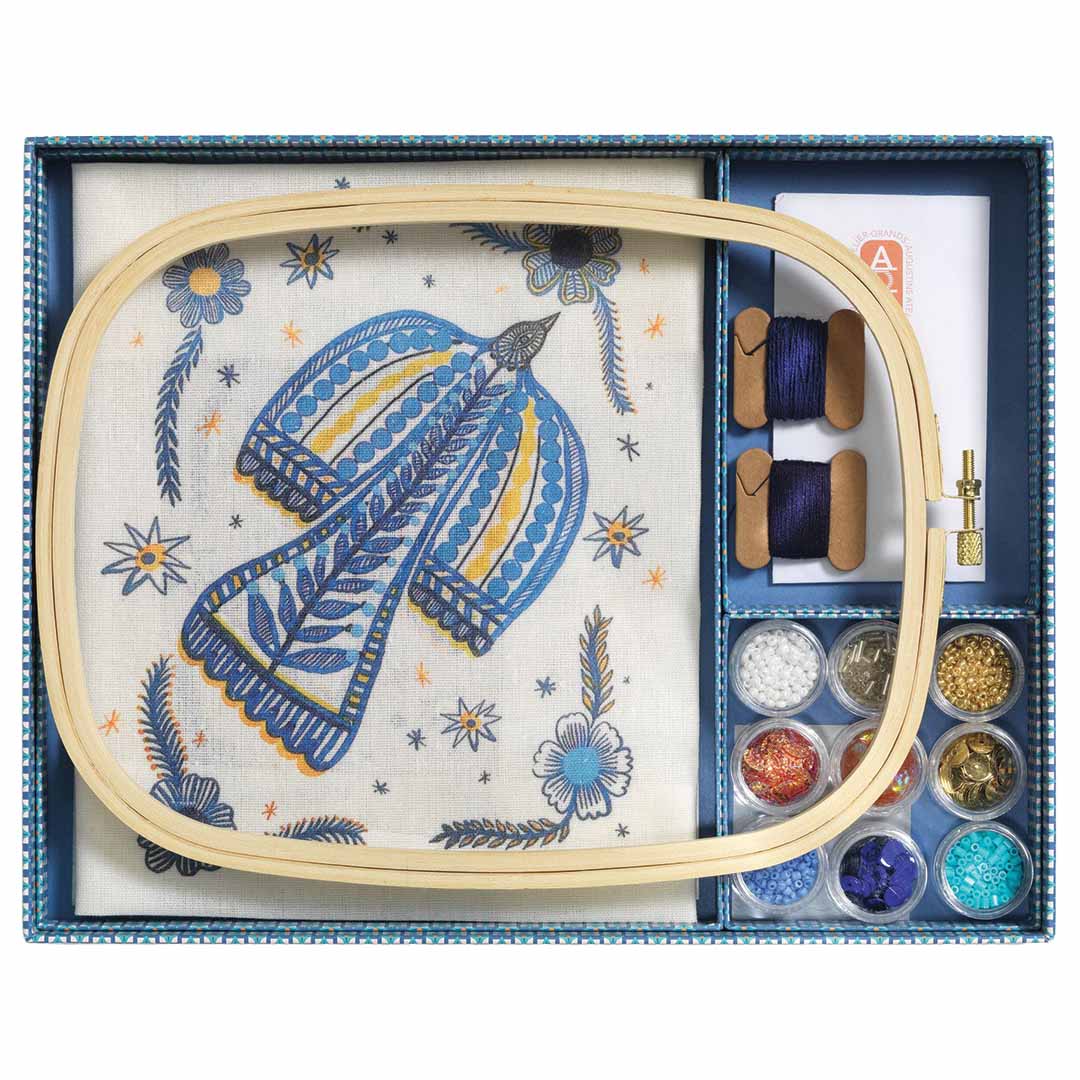 De open verpakking van de Djeco kralenwerk knutselset met het canvas, de borduurring en de kralen.