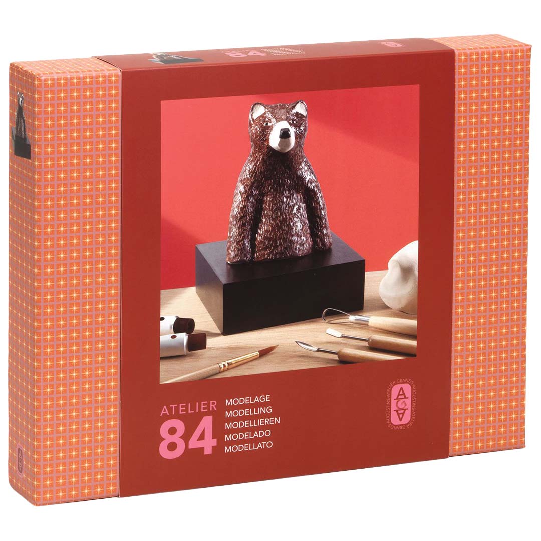 Djeco knutselset Atelier 84 verpakking met een afbeelding van een geboetseerde beer en gereedschap.