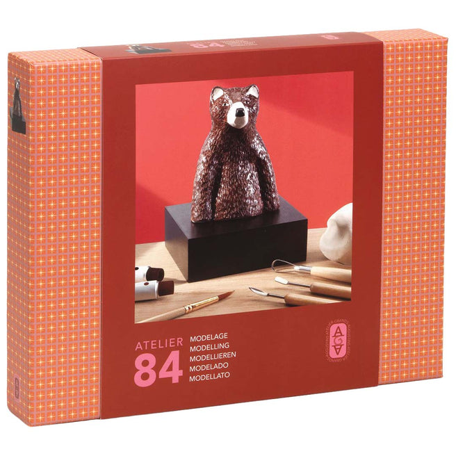 Djeco knutselset Atelier 84 verpakking met een afbeelding van een geboetseerde beer en gereedschap.