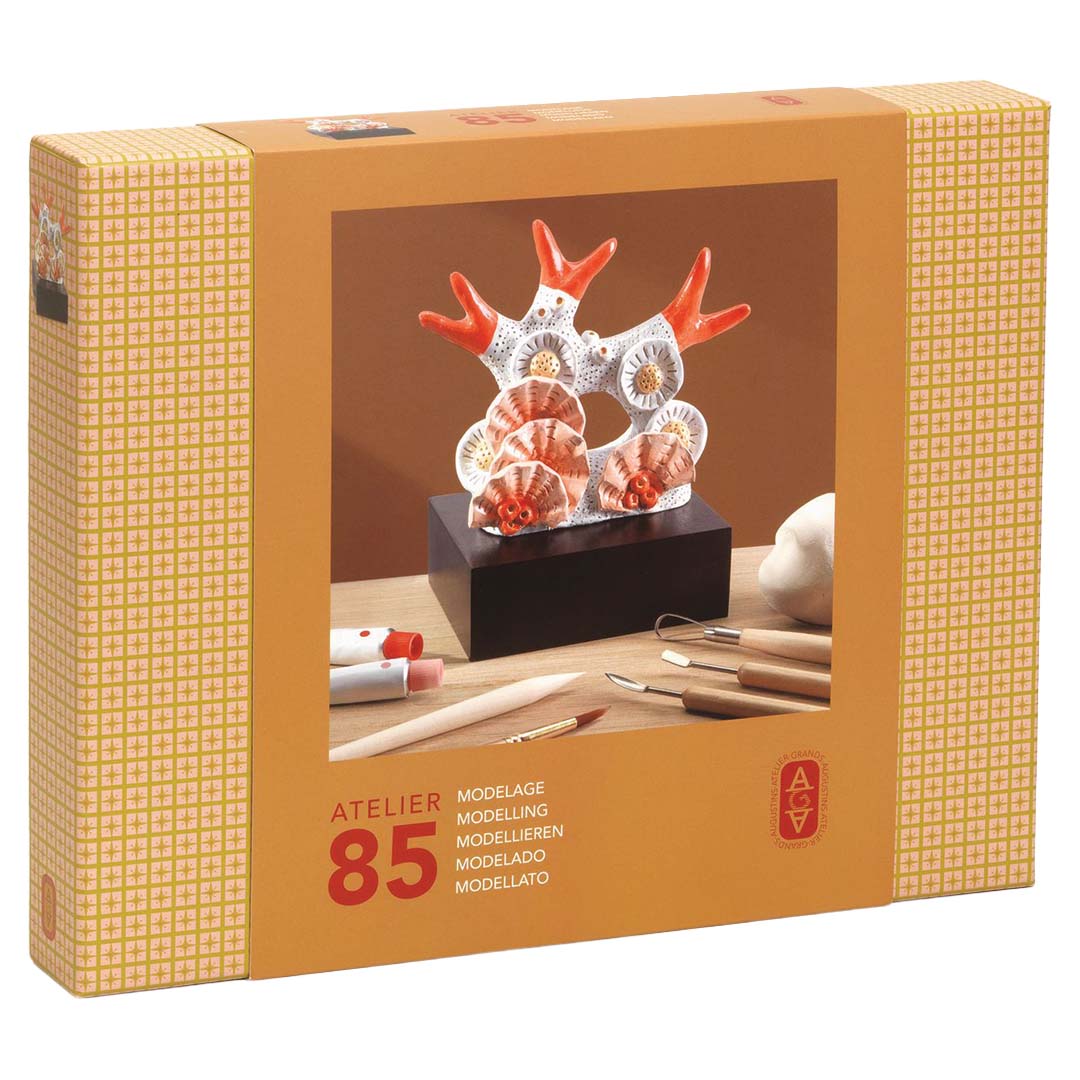 Djeco knutselset atelier 85 verpakking met een voorbeeld van een geboetseerd koraalstuk en gereedschap.